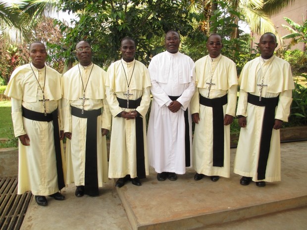 Les Prêtres paillotins de la Basilique de Mvolyé
