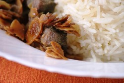 Riz bil khaloot ou riz au foie et aux amandes